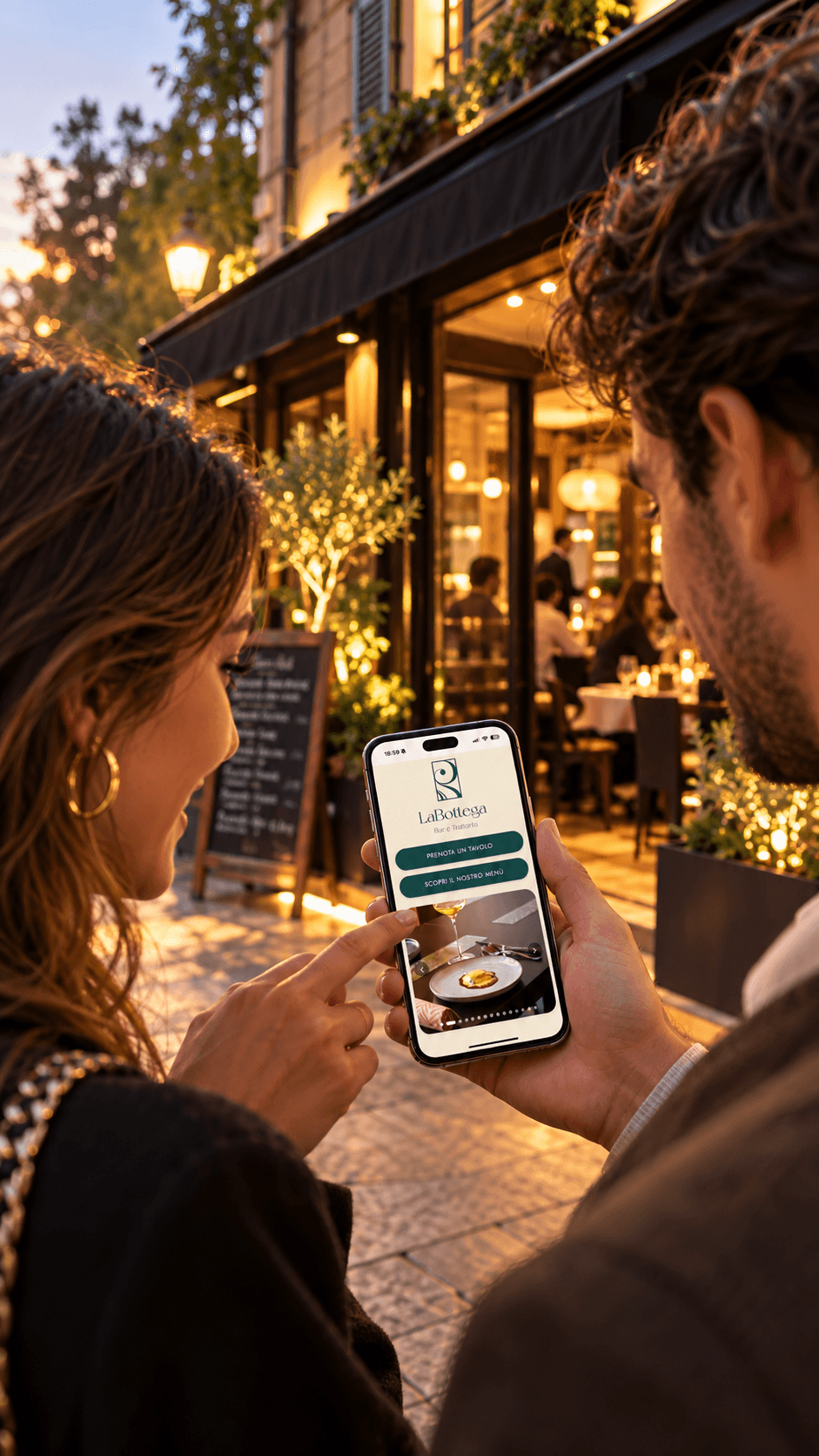 Coppia davanti a un ristorante apre sul telefono la vetrina digitale del locale